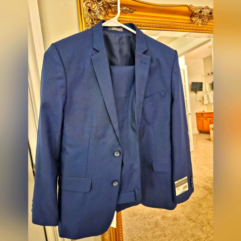 Van Heusen men's suit size small NWT